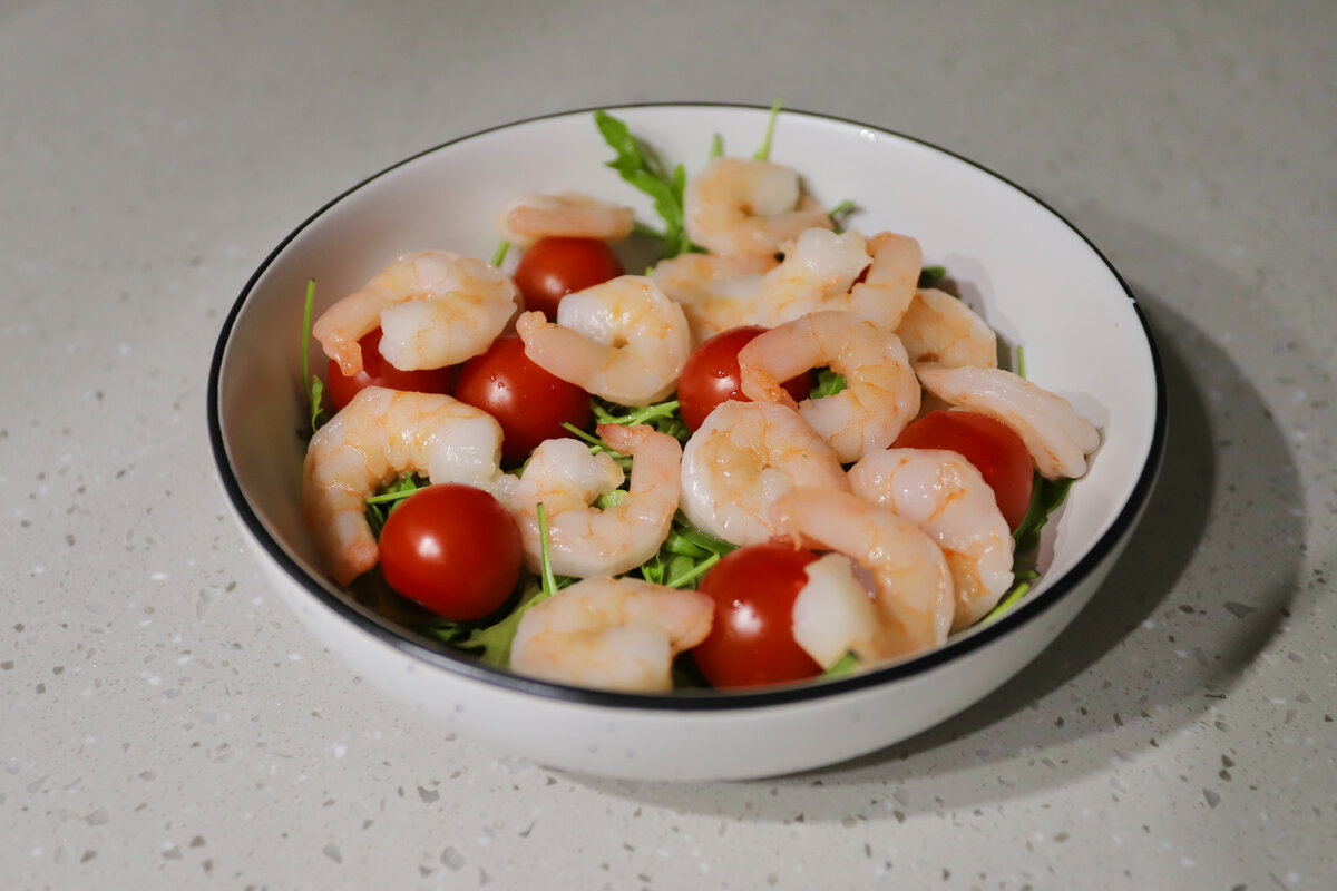 Добавить отваренные креветки