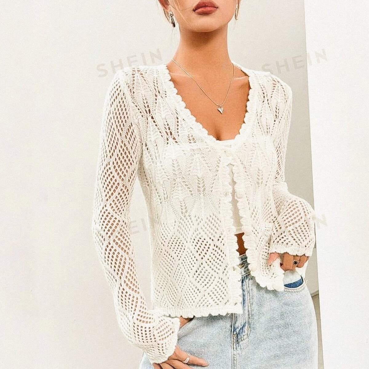 Полупрозрачный кардиган на пуговицах с ажурной сеткой и листьями