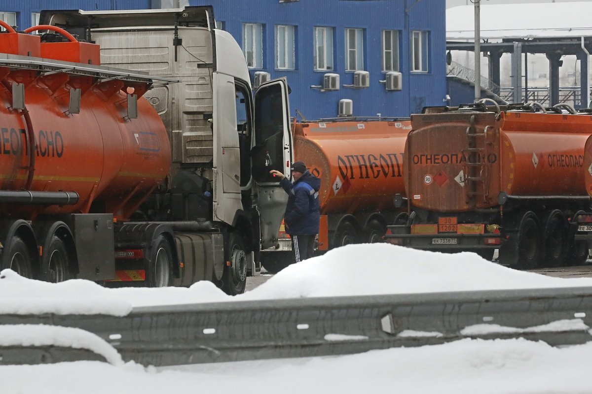 Атаки по нефтяным объектам в России стали массовыми. Удары вывели из строя  шестую часть производства бензина и дизтоплива | Куда идём? | Дзен