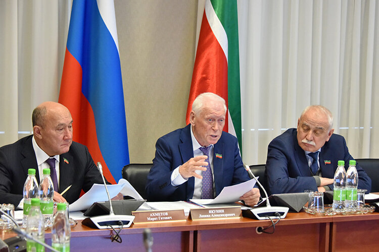    Леонид Якунин же поделился личный проблемой: долгое время не было единой базы по маломерным судам. И если такое судно продавали в другой район, то в базе возникала накладка