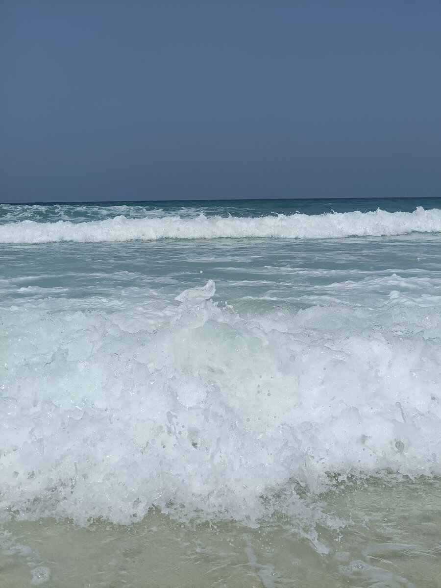 Волны. Здесь в такие волны купаться нельзя. Может я уже подзабыла, но, кажется, в других странах они не считались такими уж большими🤔