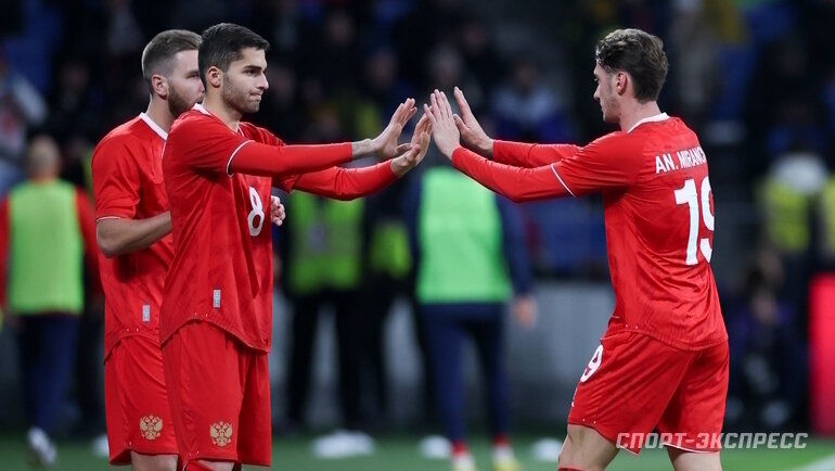    Арсен Захарян (слева) меняет Антона Миранчука в матче с Сербией.Дарья Исаева