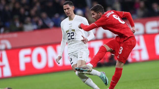    Арсен Захарян бьет по воротам сербов.Александр Федоров