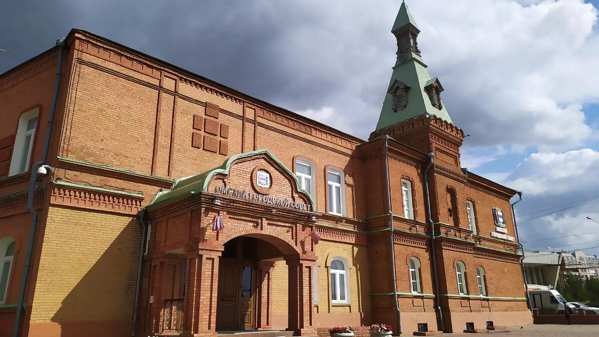     Сейчас, по словам депутатов, здание спасают только деревья.