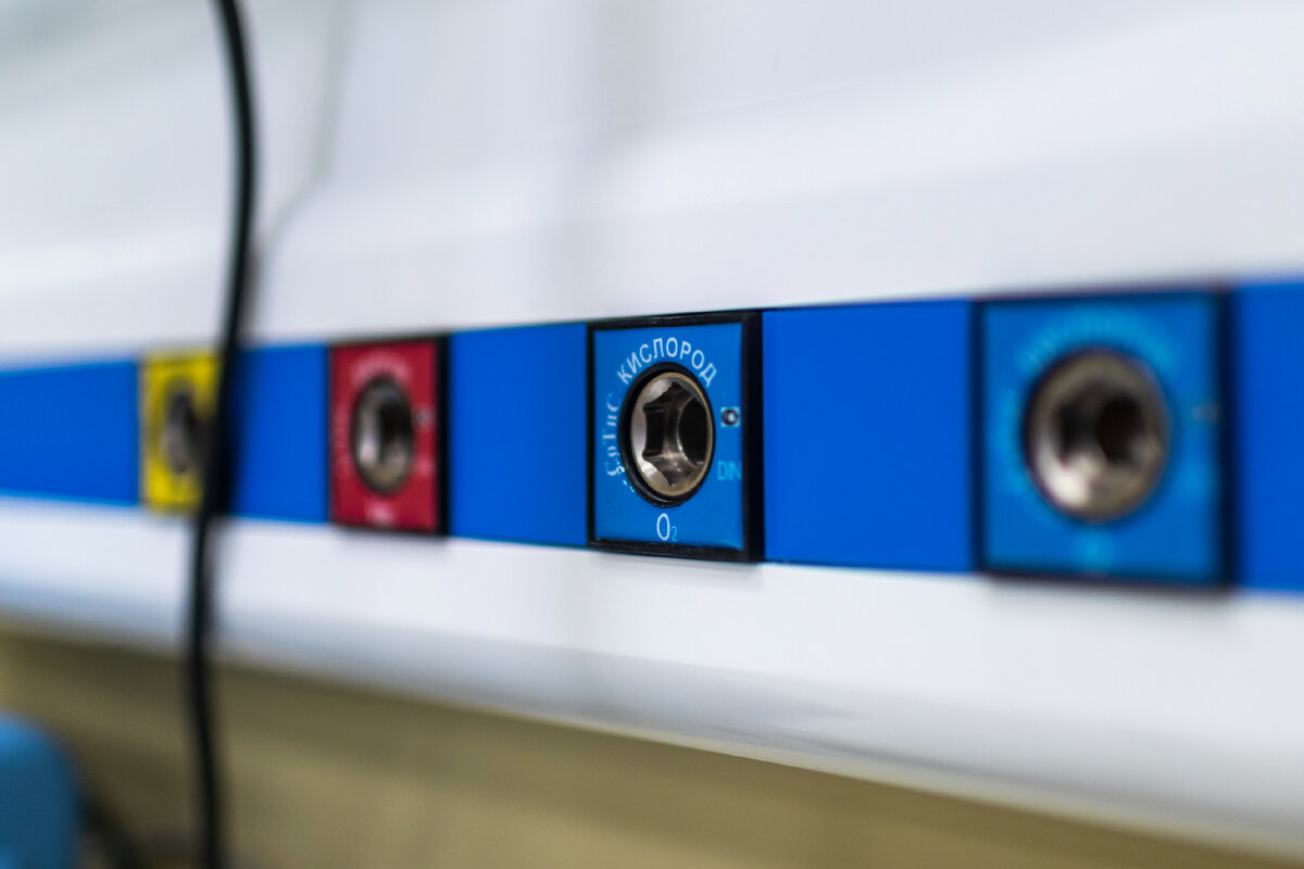 Рабочий модуль с клапанами подачи медицинских газов на настенной медицинской консоли производства Корпорации "СОТИС"