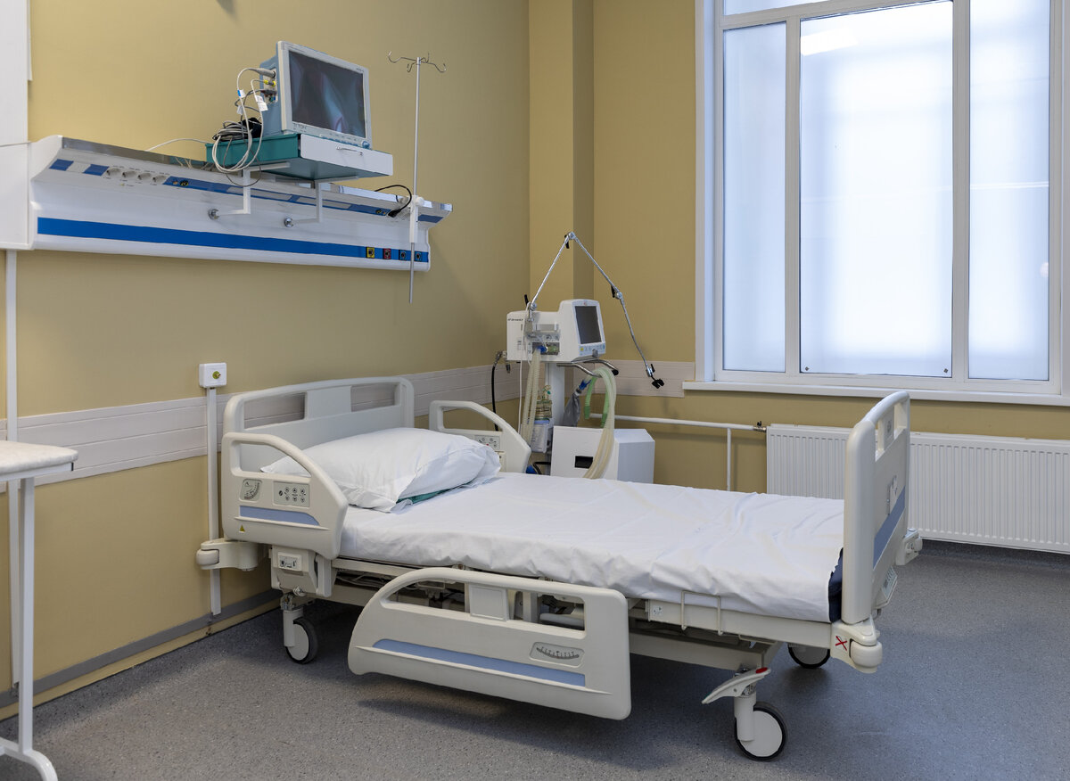 Койко-место, оснащённое медицинской консолью производства Корпорации "СОТИС" с комплектом дополнительного навесного оборудования