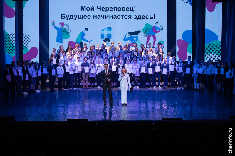    Победителей городского этапа всероссийской олимпиады школьников поздравляли сегодня во Дворце металлургов