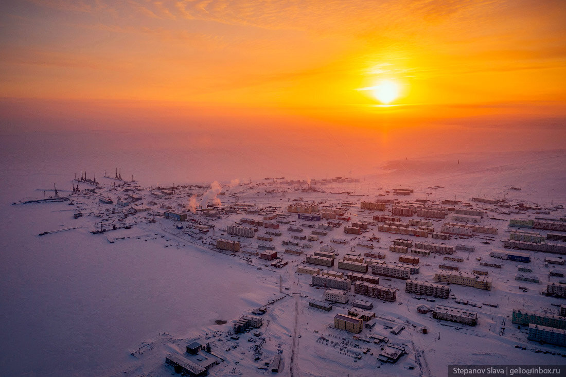 Заполярный посёлок Тикси — опорный пункт российской Арктики, самый северный морской порт страны, через который проходит Севморпуть.