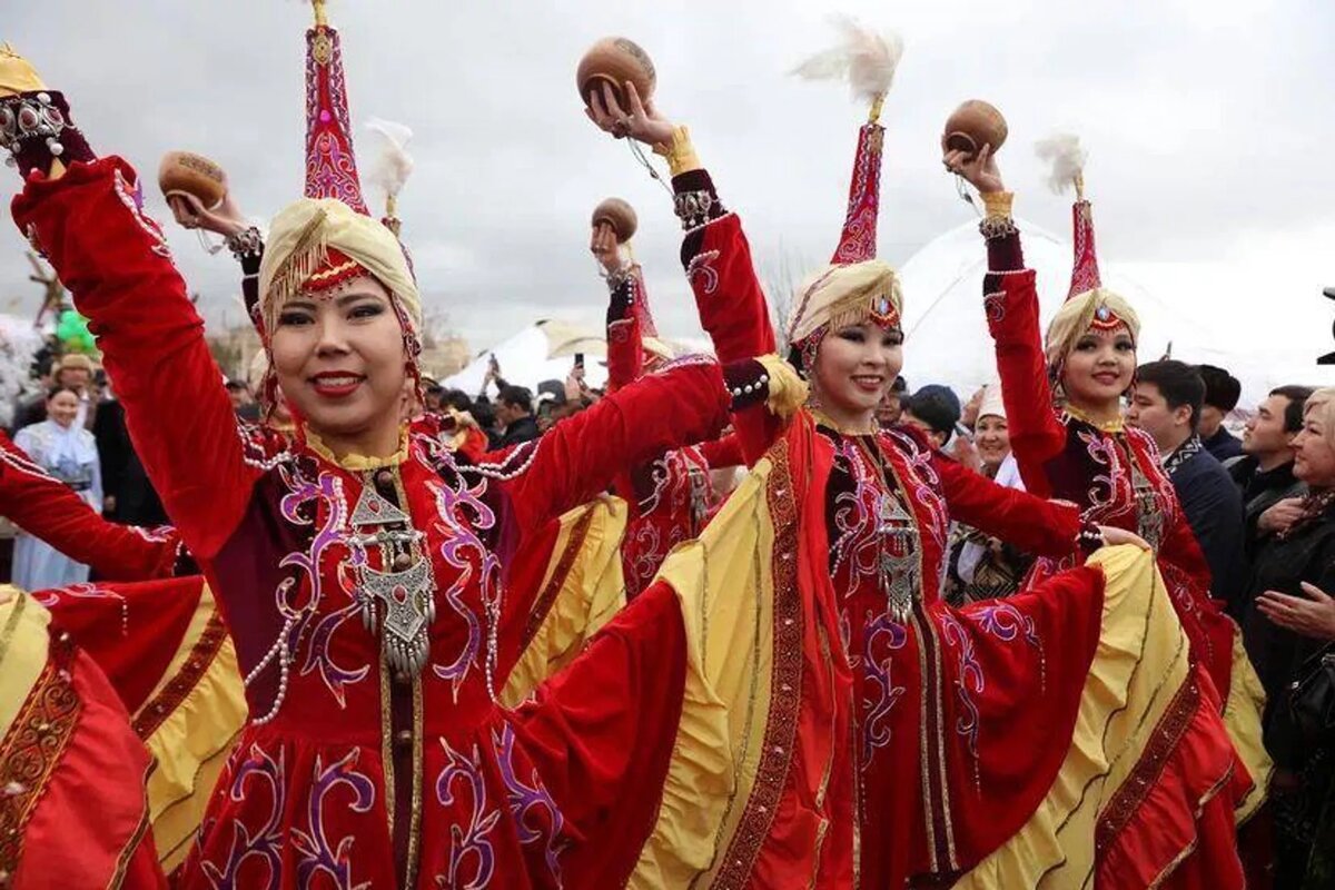 Праздник Наурыз, а в переводе с фарси "Новый год", отмечается в Центральной Азии тысячелетиями, а потому буквально "оброс" традициями Праздник весны, а значит - обновления природы и начала новой жизни.-2