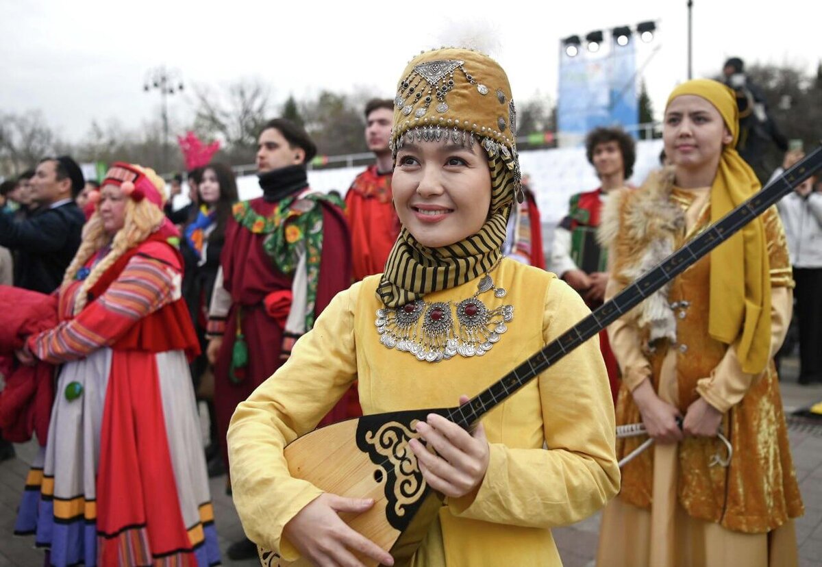 Праздник Наурыз, а в переводе с фарси "Новый год", отмечается в Центральной Азии тысячелетиями, а потому буквально "оброс" традициями Праздник весны, а значит - обновления природы и начала новой жизни.