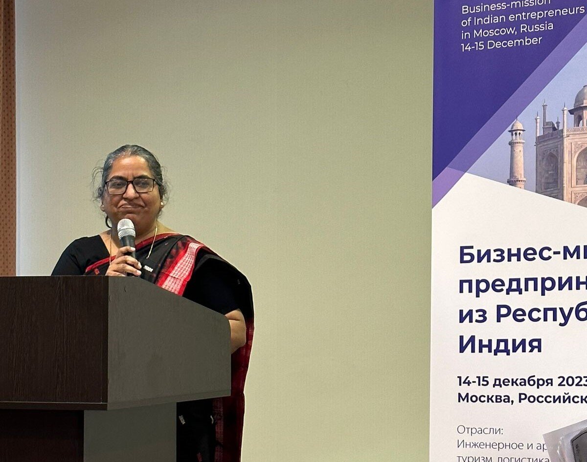 Джина Уика выступает на рабочей встрече в посольстве Индии, в которой приняла участие Корпорация "СОТИС"