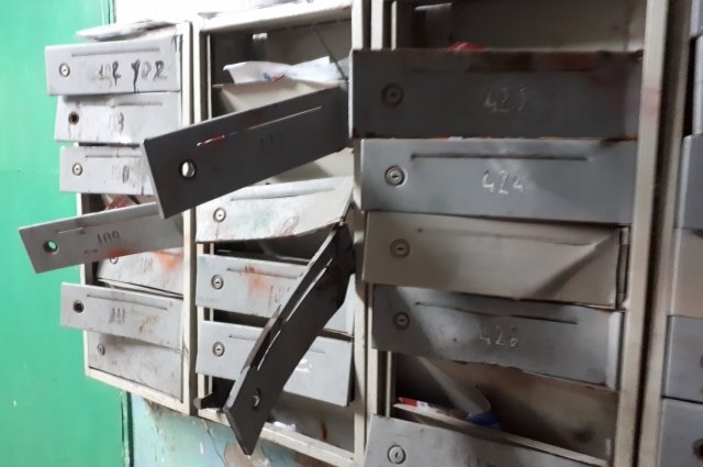    Кто должен менять пришедшие в негодность блочные почтовые ящики в подъезде?