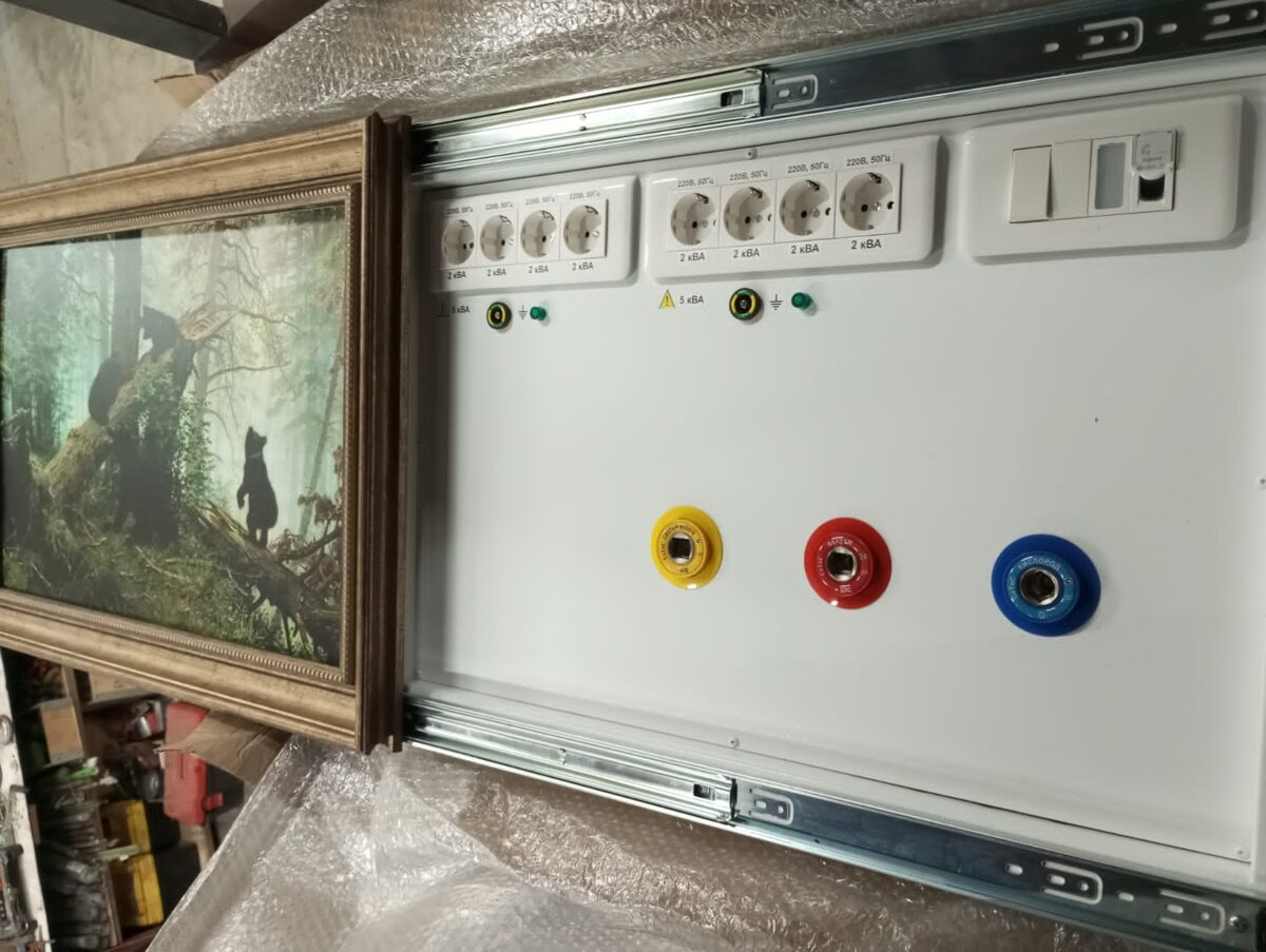 Полотно крепится на направляющие и при необходимости отодвигается в сторону, открывая доступ к клапанам подачи медицинских газов