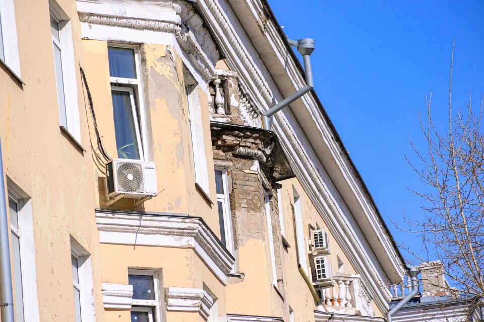    В барнаульском доме на пр. Строителей, 4 произошло обрушение фасада. Источник: Виталий Барабаш