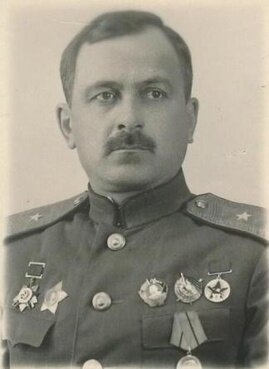 На снимке — генерал-майор Сергей Иванович Иовлев, командир ОСНАЗ Западного фронта (источник https://ru.mihalicdictionary.org/). К началу войны Иовлев был командиром 64-й стрелковой дивизии, которая за отличия в боевых действиях была преобразована в 7-ю Гвардейскую. После ряда перемещений и командования Отрядом особого назначения Западного фронта Иовлев вновь командовал дивизиями и корпусом. Войну генерал-майор Иовлев заканчивал командиром 59-й стрелковой дивизии внутренних войск НКВД СССР, которая вела борьбу с бандитизмом и шпионажем в тылу 4 Украинского фронта.