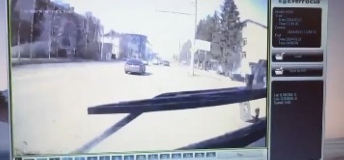    В Курске из-за водителя легковушки в автобусе упали женщина и ребёнок