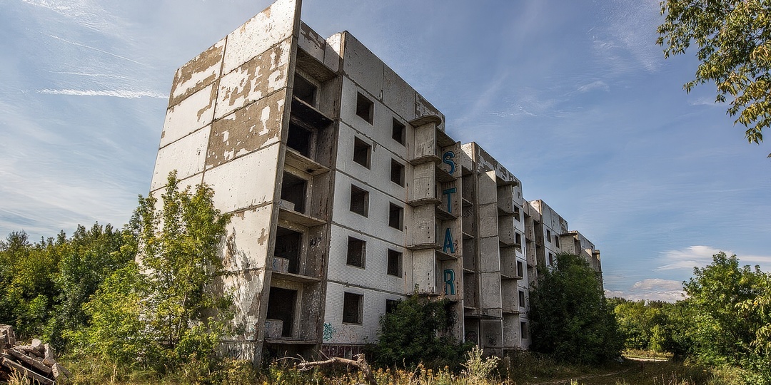 Пока кто-то берёт ипотеку на 25 лет, где-то стоят брошенными почти готовые к сдаче квартиры. Почему так происходит?