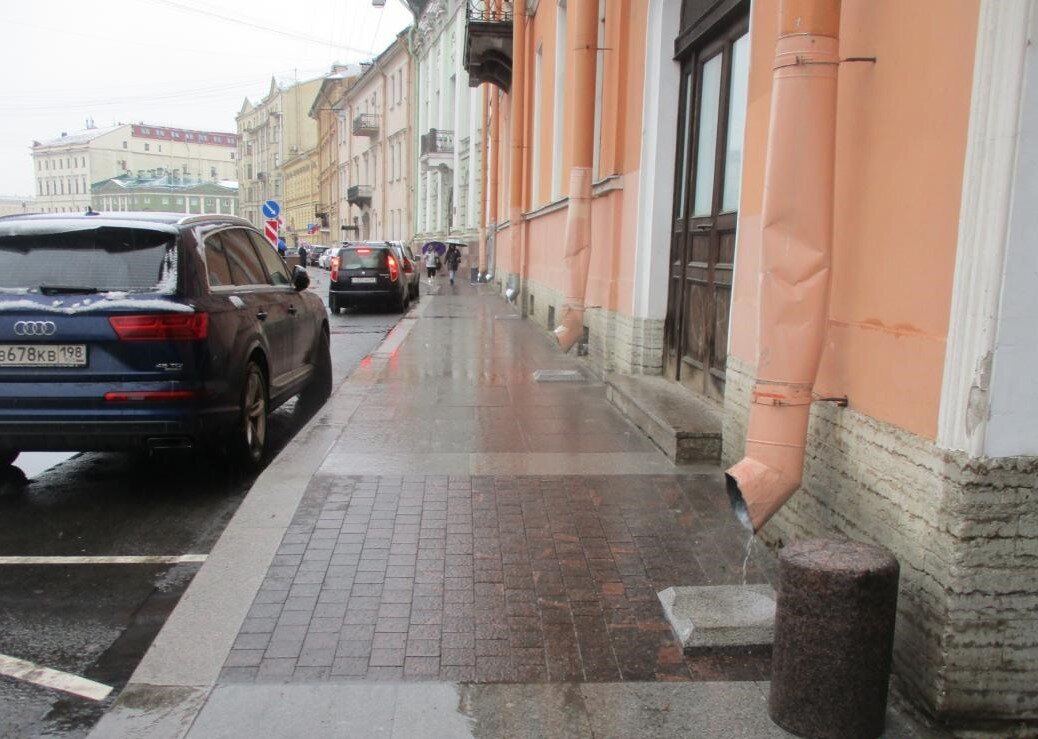 Гранитный тротуар на наб. р. Мойки.