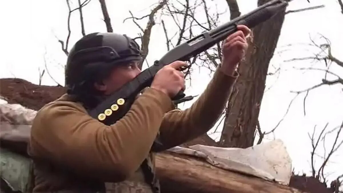     Обыкновенные охотничьи ружья, стреляющие мелкой дробью, оказались намного успешнее, чем боевое стрелковое оружие при защите от беспилотников.