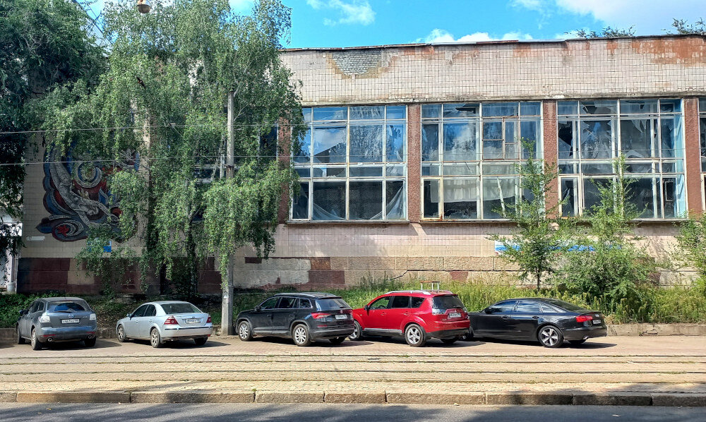 Мозаика на бассейне. Донецк. Ул. Челюскинцев  174 а (фото 2023 года)