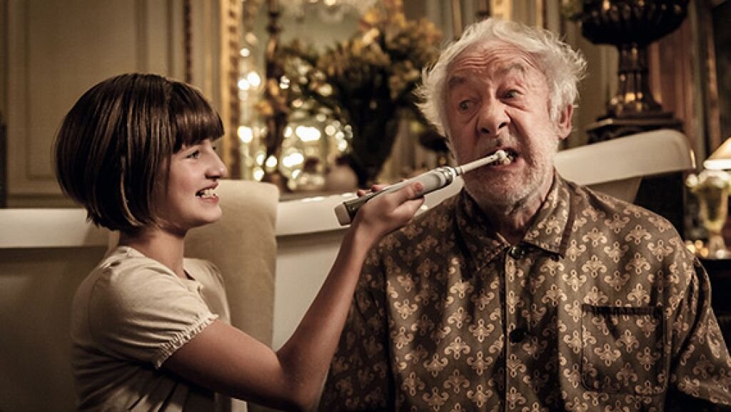 История 11-летней Тильды, которая просто обожает своего дедушку Амандуса. Когда тому диагностируют болезнь Альцгеймера, а родители, по ее мнению, хотят избавиться от него, сдав в дом престарелых, она берет ситуацию в свои руки.