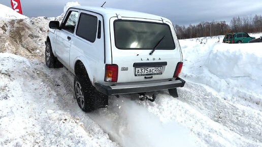 НИВА Легенд накидывает РАЗВАЛИВАЮЩЕМУСЯ JEEP и полетели куски