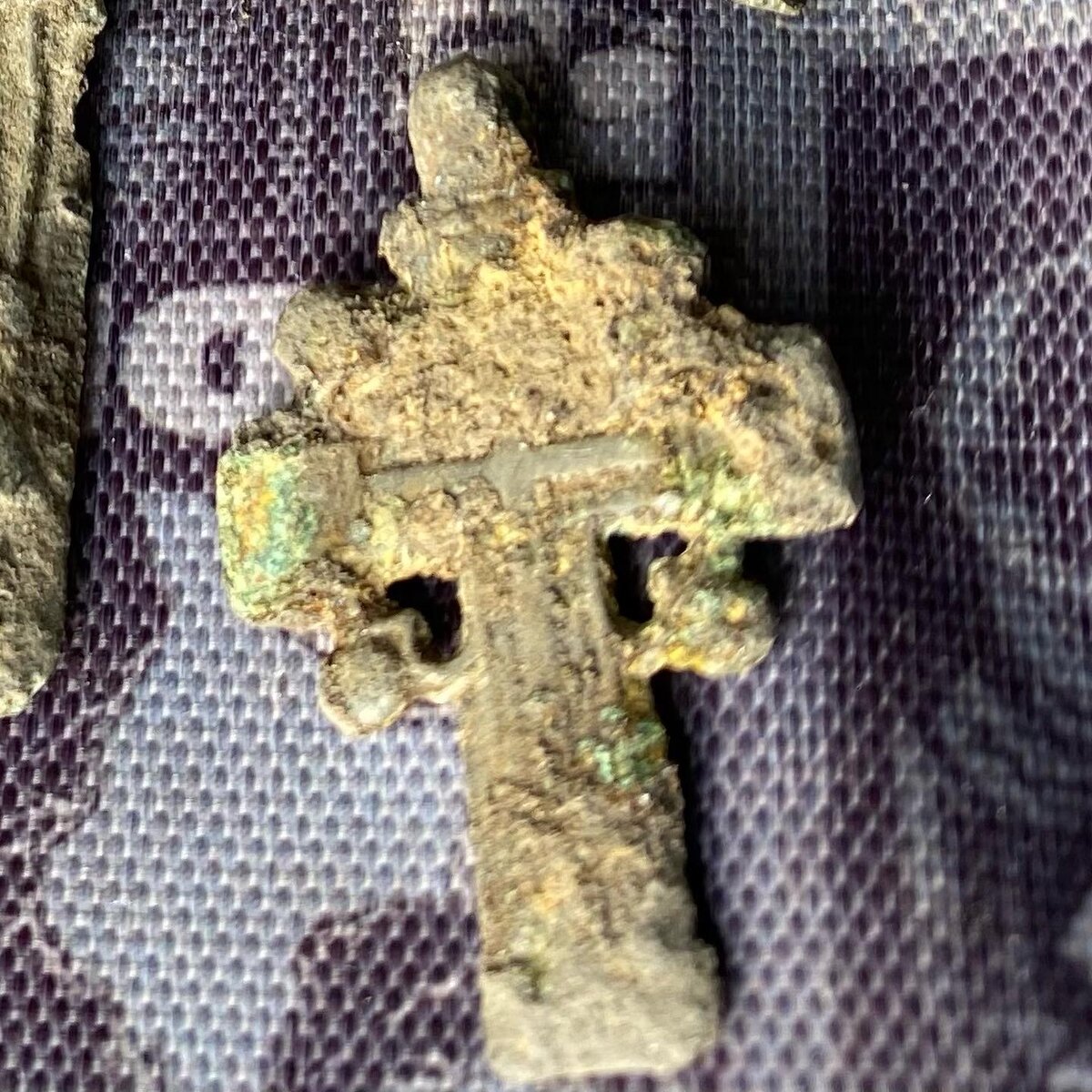 Ободрав  руками грязь убедилась, что это он!