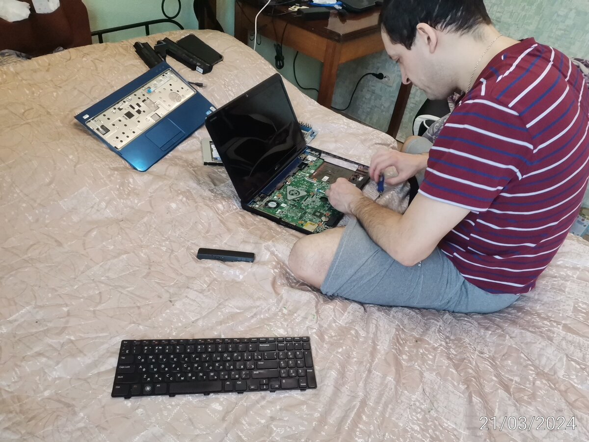 Муж достает ssd диск с памятью и файлами