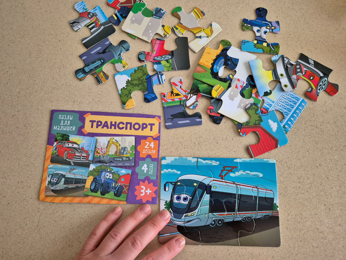 В этом наборе Гришка больше всего любит, само собой, трамвай (рука моя, для масштаба)