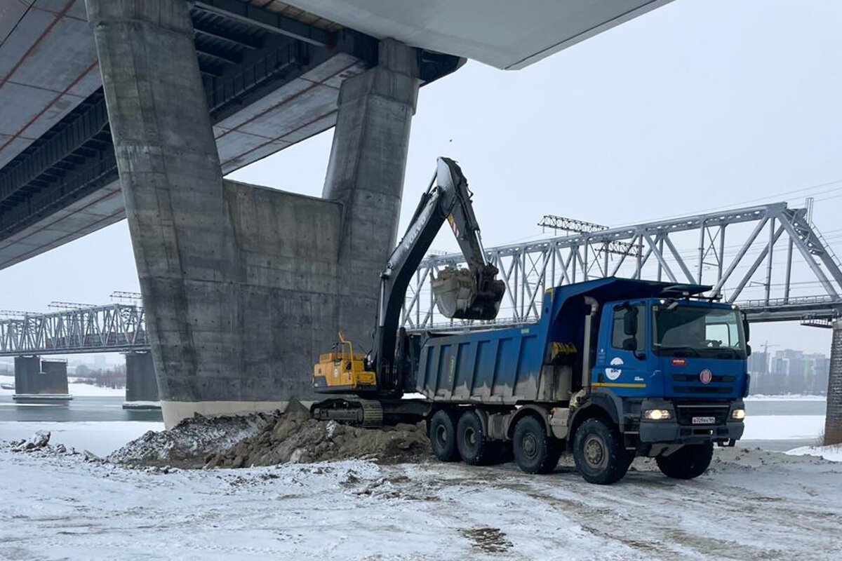 На площадке мостового перехода через реку Обь в Новосибирске задействовано свыше 300 человек и 50 единиц спецтехники.-2