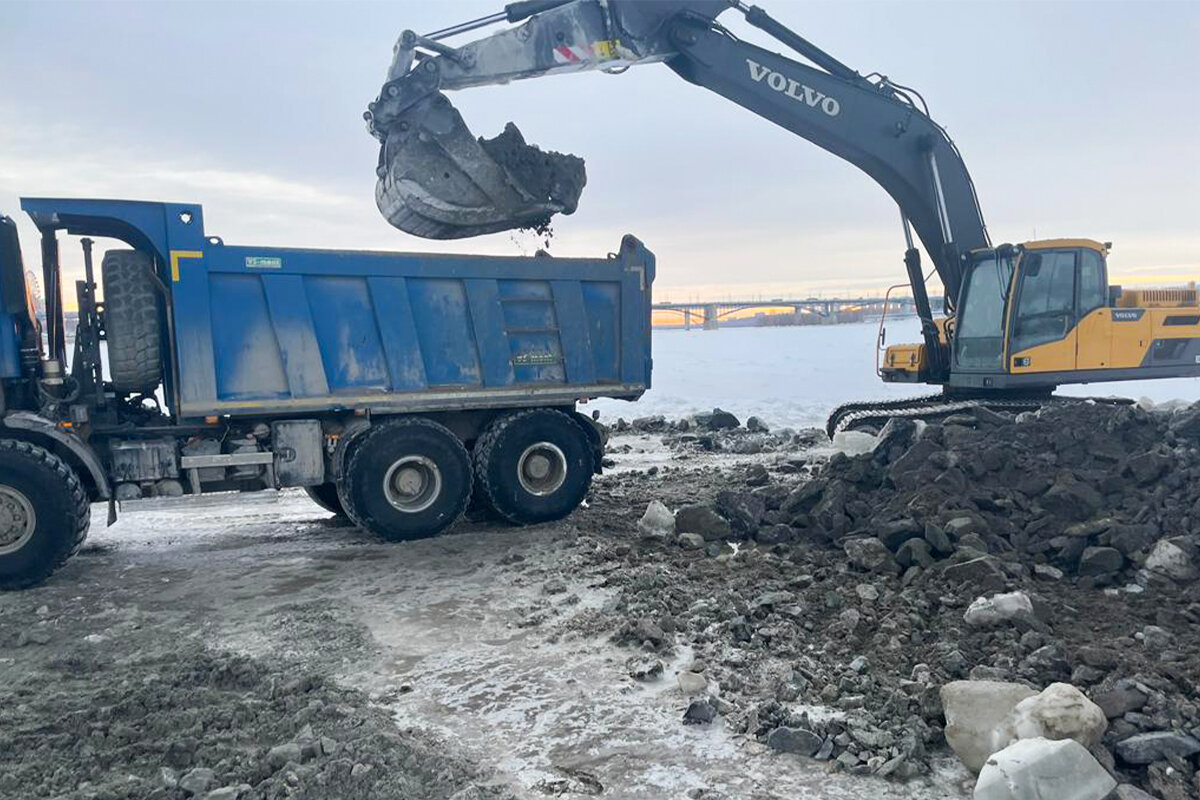 На площадке мостового перехода через реку Обь в Новосибирске задействовано свыше 300 человек и 50 единиц спецтехники.-2-3