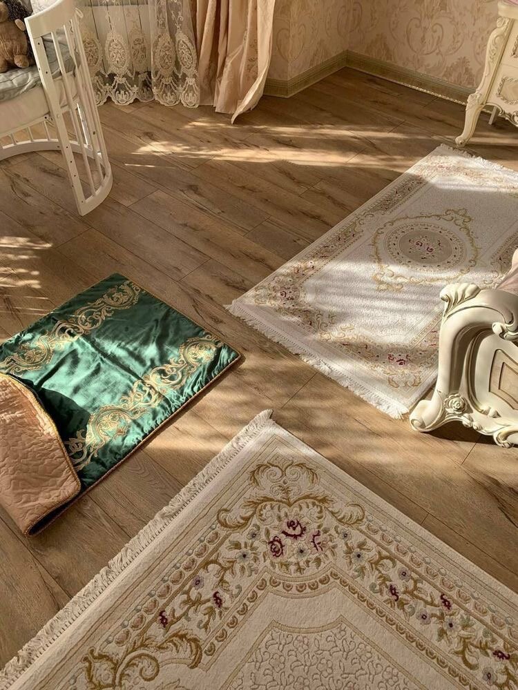 Всем известен хадис о том, что запах изо рта постящегося приятнее для Аллаха, чем запах миска (благовоний). Однако, нужно принимать во внимание, что во время Рамадана многим мусульманам приходится работать и общаться с людьми, которых запах изо рта постящегося может беспокоить. В такой ситуации возникает необходимость освежать полость рта с помощью зубной пасты или иных средств гигиены. Что говорит об этом шариат, допустимо ли это во время поста? На эти вопросы дается развёрнутый ответ в данной фетве.