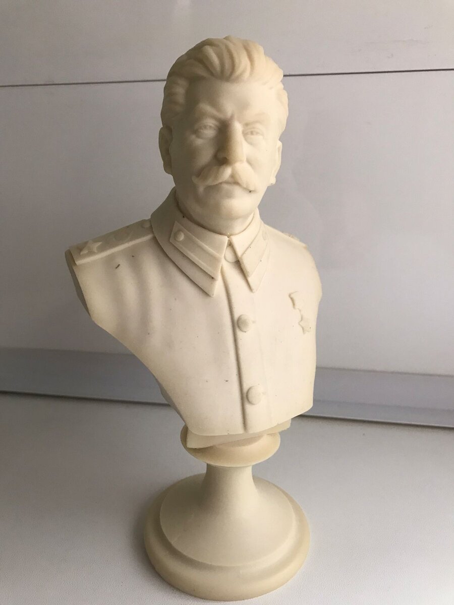 Бюст из двухкомпонентного полимера высотой 17 см.