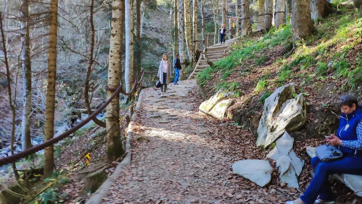     В официальном телеграм-канале «Кубань-СПАС» рассказали о спасении туристов с детьми в Геленджике.