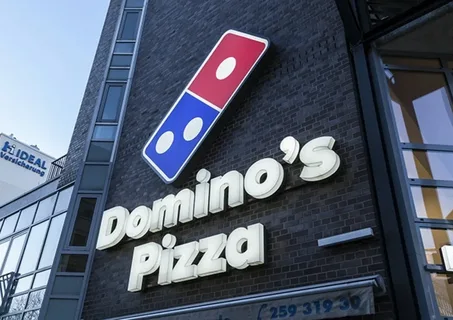 Продажи в ресторанах Domino's в районе Коновера упали на 50%, что привело к увольнению 600 сотрудников. Владелец ресторанов опубликовал объявление в Charlotte Observer, выражая свое негодование и подчеркивая влияние ситуации на более чем 600 сотрудников и их семьи. 