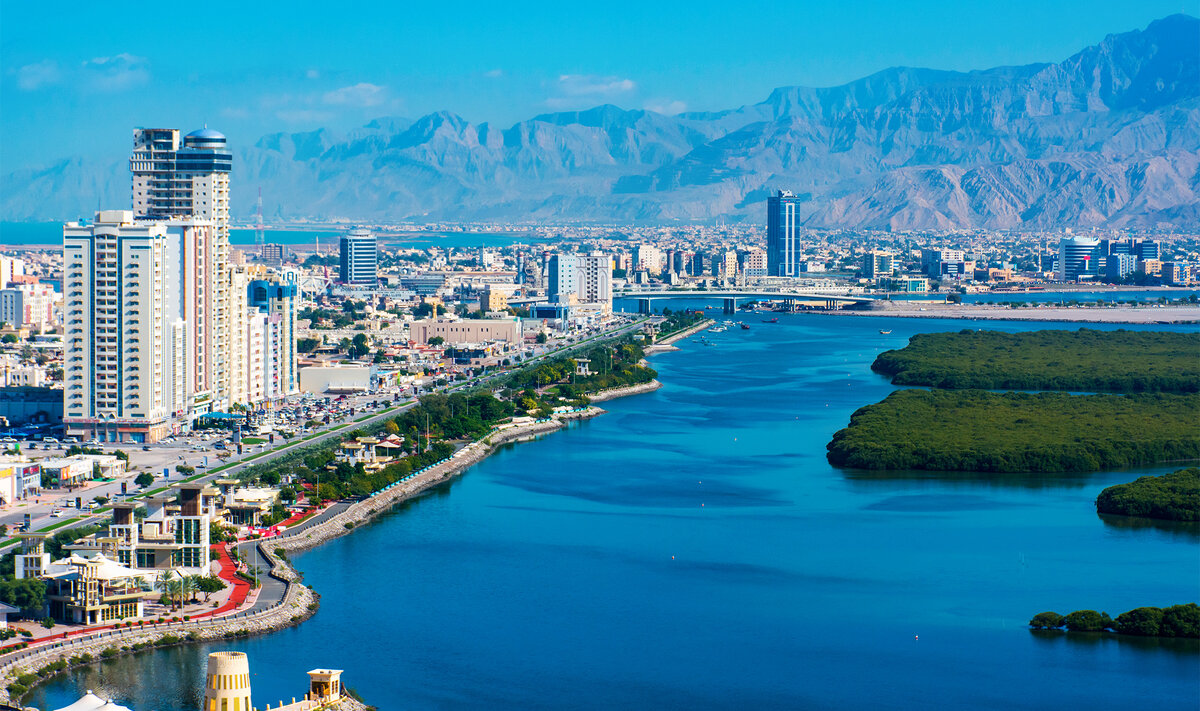 В Рас-эль-Хайме тоже есть аэропорт — Расал-Кауман, но прямых рейсов из России сюда пока нет.Фото: kingma photos / Shutterstock.com