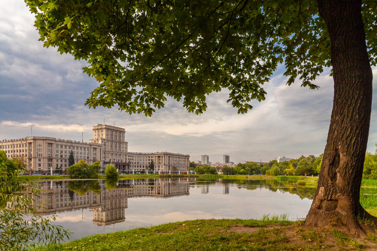 Большой пруд в Лефортовском парке