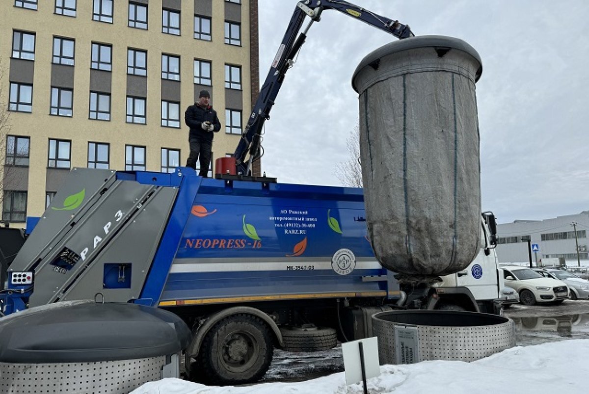    В Екатеринбурге на линию вышел новый мусоровоз российского производства