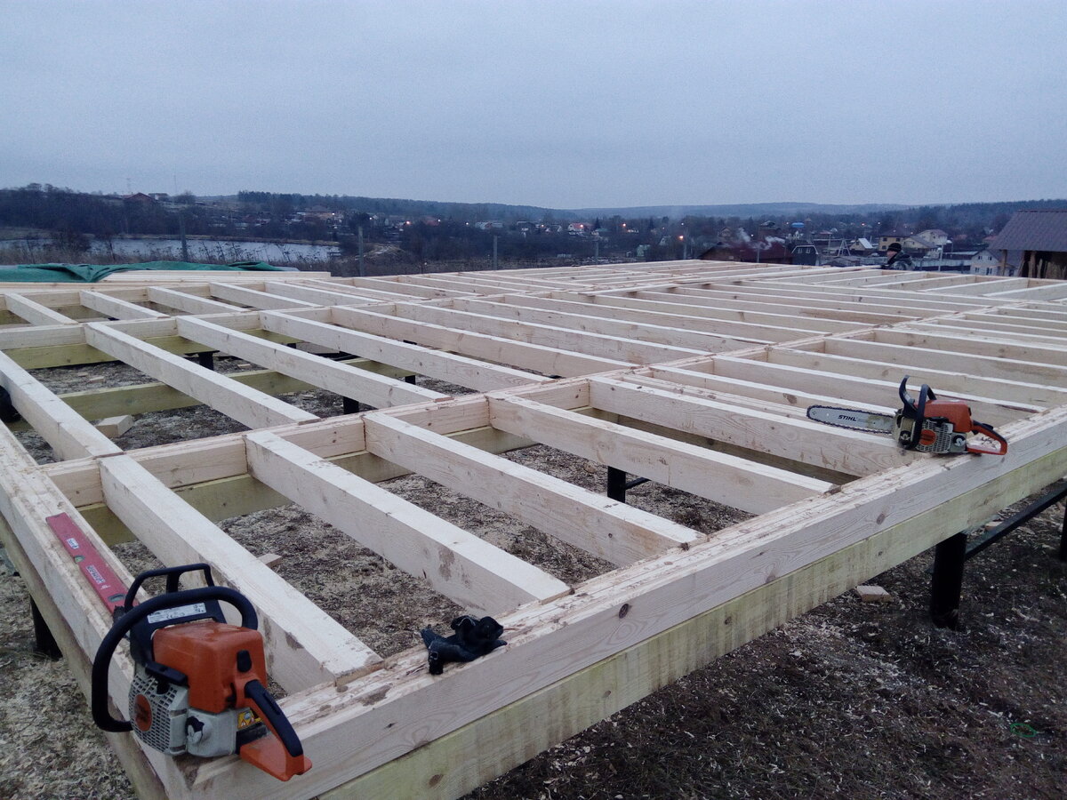 Половые балки установлены.