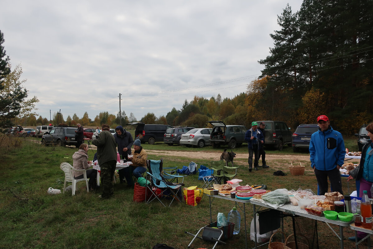 Местные, должно быть, в недоумении. Но мы за собой всё убираем - по окончании слёта поляна чище, чем была (фото И.Лебединского)