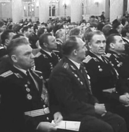 Константин Иванов крайний слева