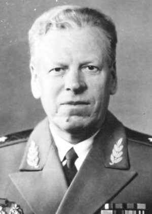 В 1942 году 17-летним мальчишкой Иванов пришёл на Сталинградский тракторный завод, участвовал в обороне родного города. Позже ушёл воевать на фронт. День Победы встретил в Праге