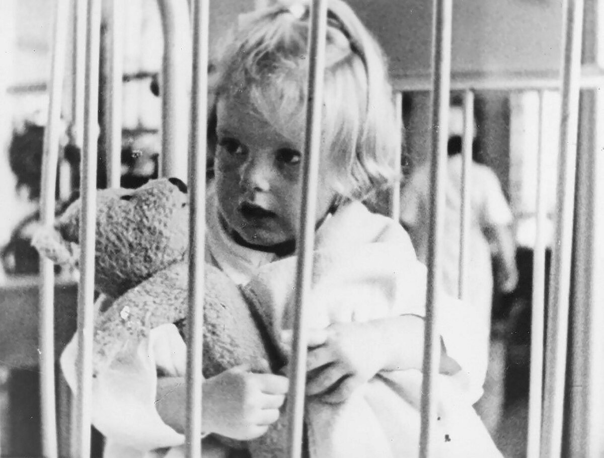 После Второй мировой войны врачи и психологи активно изучали состояние детей-сирот и детей, переживших военные действия.