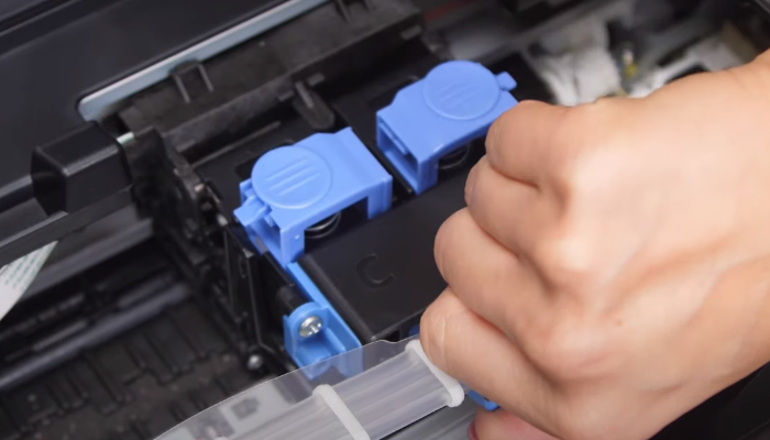 Фото 2. Нажимаем на кнопку для поднятия крышки