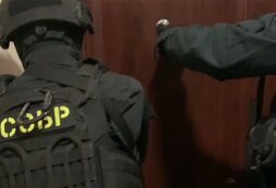 
РИА Новости49 минут назадФСБ задержала семерых москвичей, собиравшихся создать ячейку РДК
Силовики задержали группу москвичей, планировавших создать ячейку "Русского добровольческого корпуса"*, сообщил Центр общественных связей ФСБ.РИА Новости"Семь задержанных жителей Москвы поддерживали контакты с РДК <...> и обсуждали способы проведения насильственных акций в отношении представителей правоохранительных органов, военнослужащих и иностранцев", - говорится в сообщении ФСБ.Газета.RuОтмечается, что дома у задержанных обнаружили мачете, тактический топор, восемь ножей, аэрозольный пистолет и перцовые баллончики, флаги с нацистской символикой.Газета.Ru* Террористическая организация, запрещенная на территории России.РИА Новости+19Эта новость в СМИ
РБК40 минут назадФСБ: в Москве задержаны семь сторонников РДК, у них нашли мачетеТАСС51 минуту назадСамое цитируемоеФСБ пресекла создание в Москве ячейки РДКLenta.ru45 минут назадВ Москве ФСБ задержала семерых жителей, собиравшихся создать ячейку РДККоммерсантъ47 минут назадФСБ: задержаны семерых москвичей, планировавших создать ячейку запрещенного РДКИзвестия48 минут назадФСБ пресекла создание в Москве ячейки «Русского добровольческого корпуса»Телеканал 360°49 минут назадФСБ задержала семерых москвичей, планировавших создать ячейку РДКRT на русском43 минуты назадФСБ сообщила о задержании семи москвичей, планировавших создать ячейку РДКПоказать ещё