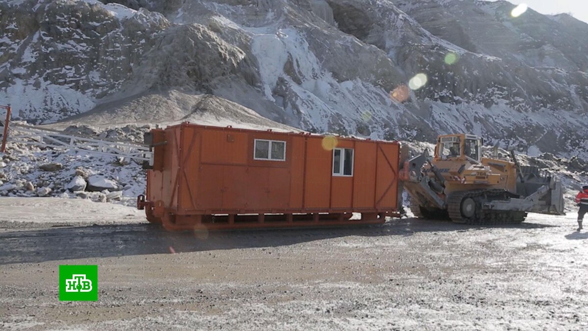 [ Смотреть видео на сайте НТВ ] Скважины, которые горноспасатели бурят на аварийном участке рудника «Пионер» в Амурской области, должны позволить добраться до заблокированных под землей горняков.