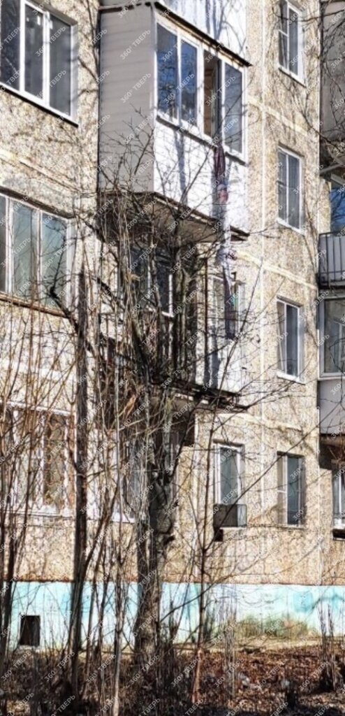 В Твери женщина сорвалась с третьего этажа, спускаясь из окна на связанных простынях