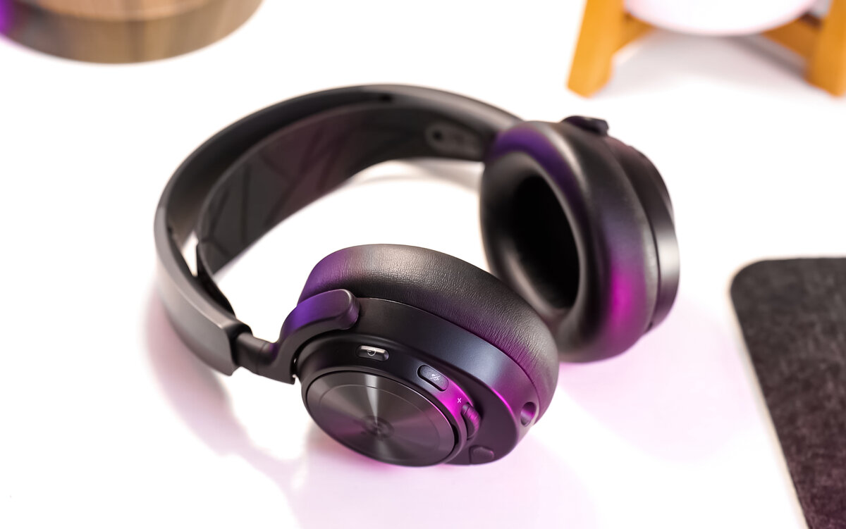 Комфортная посадка достигается благодаря эластичной ленте и регулировке по высоте