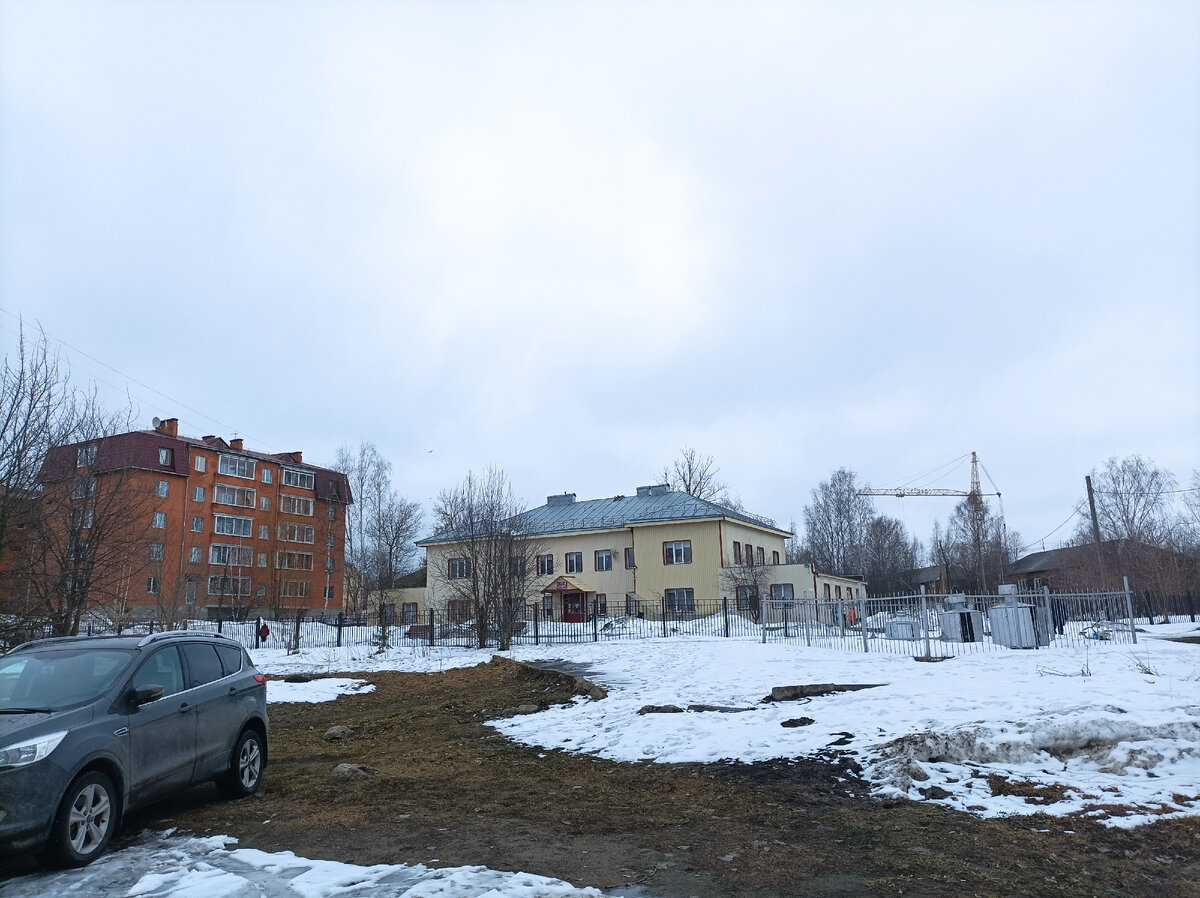 Приличные дома тоже есть... Жёлтое здание это и есть школа (( фото сделано 22.03.24, где растаял снег, там теплотрасса. 