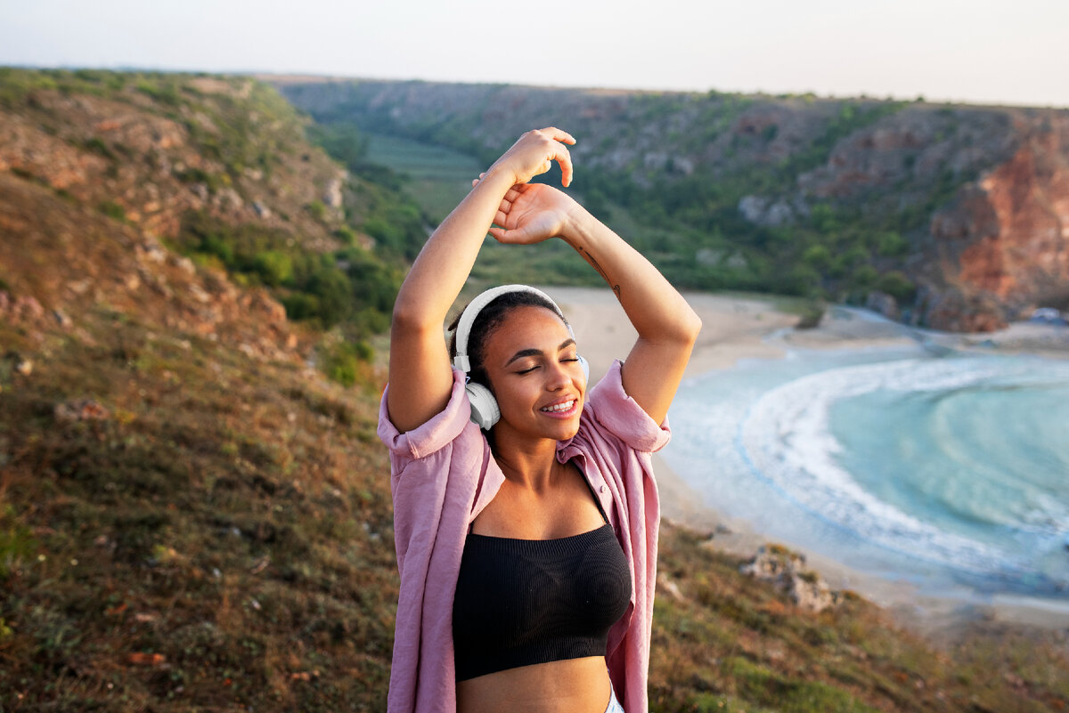 фото с сайта https://ru.freepik.com/free-photo/medium-shot-woman-wearing-headphones_33073039.htm